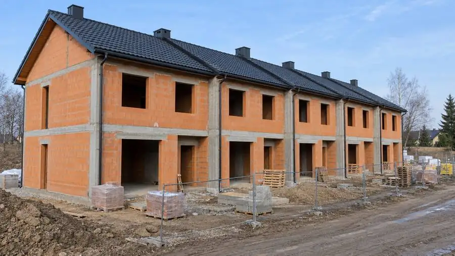 Budynek szeregowy ze stanem surowym i dachem